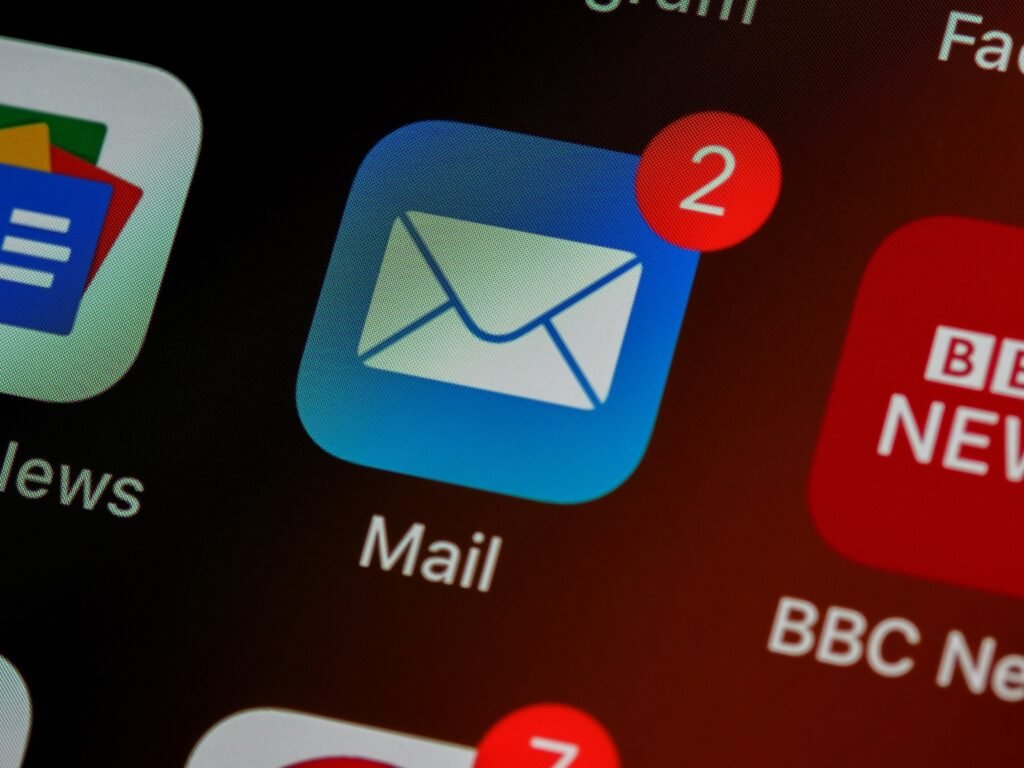 Eine Email App auf dem Bildschirm und der Information das 2 Newsletter im Postfach sind